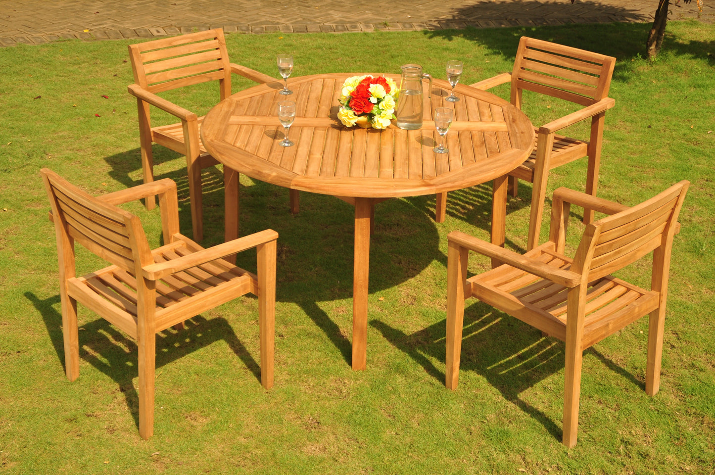 52 Round Table and with 4 Montana Chairs