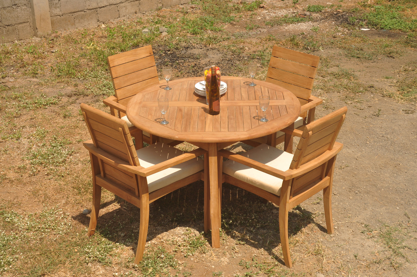 48 Fixed Round Table and with 4 Algrave Chairs